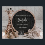 Niedliche, einfache neurale Ankündigung einer digi Puzzle<br><div class="desc">Eine schlichte,  neutrale Szene,  die eine Schwangerschaftsankündigung mit einer niedlichen Giraffe vorsieht,  die neben einem Brieftafel sitzt. Die Schwangerschaft in den sozialen Medien offenbart. Giraffe Schwangerschaftsankündigung,  neutrale Töne,  Brieftafel,  minimalistische,  elegante Schwangerschaft offenbaren,  anpassbare Ankündigung.</div>
