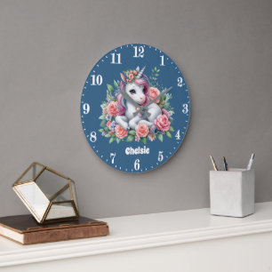 Niedliche Einhornmädchen geben den Namen Große Wanduhr