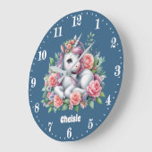 Niedliche Einhornmädchen geben den Namen Große Wanduhr (Winkel)