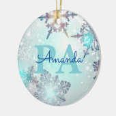 Niedliche Eisblauer Schneeflocken Personalisierter Keramik Ornament (Links)