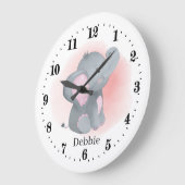 niedliche Elefanten von kleinen Mädchen tragen den Große Wanduhr (Winkel)