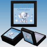 Niedliche Elefantensterne tragen den Namen Blue Ke Erinnerungskiste<br><div class="desc">Halten Sie die Geschenkboxen für Kinder. Personalisieren mit einem Namen. Mit einem niedlichen Elefanten,  Polka Punkten und Sternen in den Farben Blau und Weiß.</div>