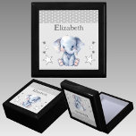 Niedliche Elefantensterne tragen den Namen Graue S Erinnerungskiste<br><div class="desc">Halten Sie die Geschenkboxen für Kinder. Personalisieren mit einem Namen. Mit einem niedlichen Elefanten,  Polka Punkten und Sternen in den Farben grau und weiß.</div>