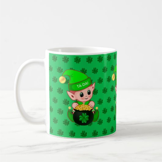 Niedliche Elf, Goldmünzen und glückliche Klee auf Kaffeetasse (Links)