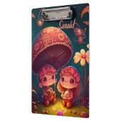 Niedliche Elfen spielen unter Pilzen Klemmbrett (Links)