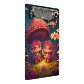 Niedliche Elfen spielen unter Pilzen Mini Klemmbrett (Schrägansicht)