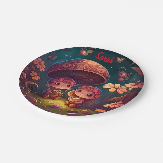 Niedliche Elfen spielen unter Pilzen Pappteller (Schrägansicht)