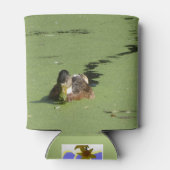 Niedliche Ente bei Duckweed Can Cooler Dosenkühler (Rückseite)