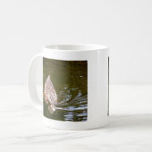 Niedliche Ente Fütternd Kaffeetasse (Vorderseite Links)