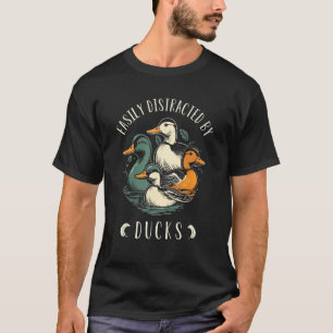 Niedliche Entenhaltung, leicht abgelenkt T-Shirt
