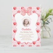 Niedliche Erdbeere 1. Geburtstag Foto Einladung (Stehend Vorderseite)