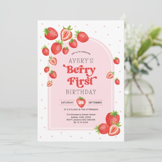 Niedliche Erdbeere Berry Erster Geburtstag Einladung (Stehend Vorderseite)