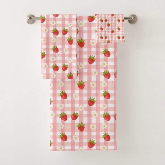 Niedliche Erdbeere und Blume auf einem rosa Gingha Badhandtuch Set (Insitu)