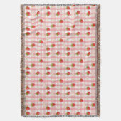 Niedliche Erdbeere und Blume auf einem rosa Gingha Decke (Vorderseite Vertikal)