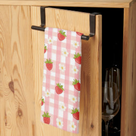 Niedliche Erdbeere und Blume auf einem rosa Gingha Geschirrtuch