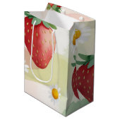 Niedliche Erdbeeren Regenbogen Geburtstagsparty Mittlere Geschenktüte (Vorderseite Schrägansicht)
