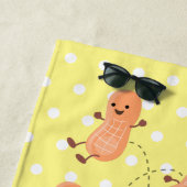 Niedliche Erdnüsse springen gelbe Cartoon Abbildun Strandtuch (Beispiel)