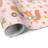 Niedliche Erntetiere fallen mit rosa Gemüse an Geschenkpapier (Rolleneckpunkt)