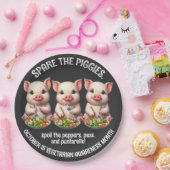 Niedliche Ersparnis für Schweine, die Salate essen Pappteller (Party)