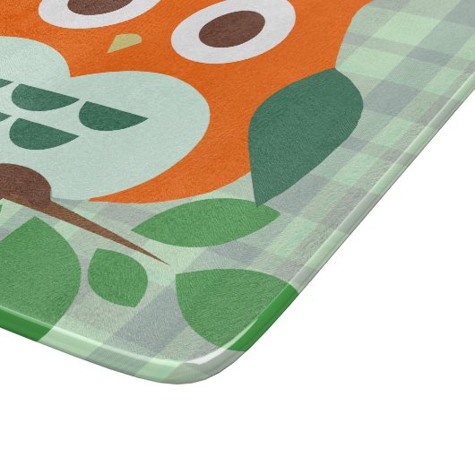 Niedliche Eule auf einer Niederlassung Schneidebrett (Ecke)