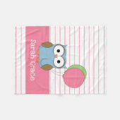 Niedliche Eule auf rosa Pinstripes, addieren Namen Fleecedecke (Vorderseite (Horizontal))