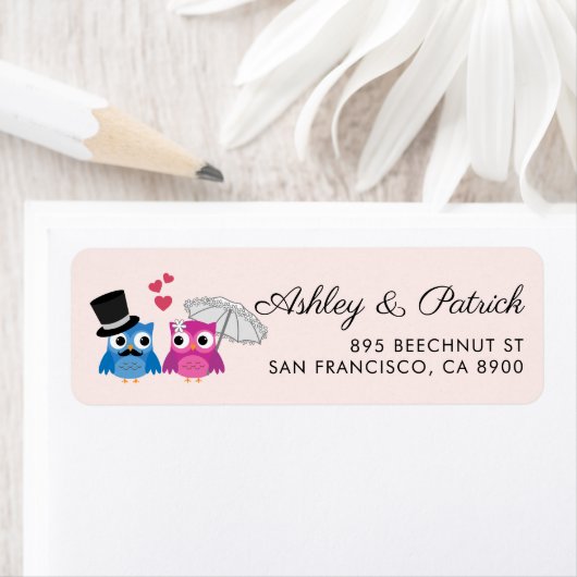 Niedliche Eule-Braut in Parasol und Bräutigam in T (Insitu)