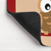Niedliche Eule, die in einem Baum sitzt Mousepad (Ecke)