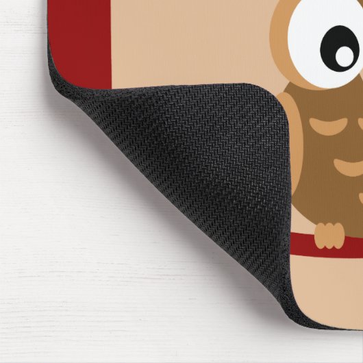 Niedliche Eule, die in einem Baum sitzt Mousepad (Ecke)