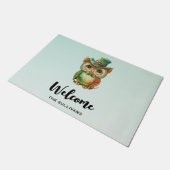 Niedliche Eule in einem Grünen Top Hut Willkommen Fußmatte (Schrägansicht)