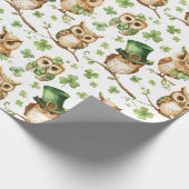 Niedliche Eule mit Green Hat Kleeblatt St. Patrick Geschenkpapier (Ecke)