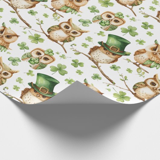 Niedliche Eule mit Green Hat Kleeblatt St. Patrick Geschenkpapier (Ecke)