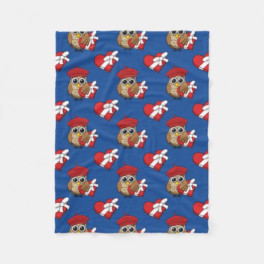 Niedliche Eule mit Red Beret and Heart Box Fleecedecke (Vorderseite)