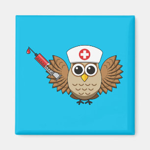 Niedliche Eule mit Spritze Cartoon Magnet