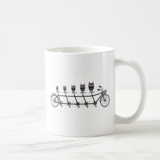 niedliche Eulen auf Tandemfahrrad Kaffeetasse