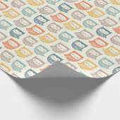 Niedliche Eulen in abgestuften Herbstfarben auf Ra Geschenkpapier (Ecke)