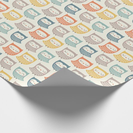 Niedliche Eulen in abgestuften Herbstfarben auf Ra Geschenkpapier (Ecke)