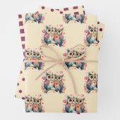 Niedliche Eulen mit quadratischem Muster lila Geschenkpapier Set (Beispiel)