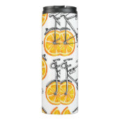 Niedliche Fahrräder mit orangefarbenen Rädern. Was Thermosbecher (Rückseite)
