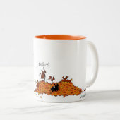 Niedliche Fall-Jahreszeit-Pferde, die vom Zweifarbige Tasse (VorderseiteRechts)