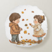 Niedliche Fallkids spielen Rundes Kissen (Vorderseite)