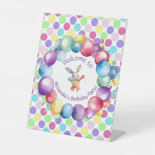 Niedliche Farben Wasserfarbe Bunny und Polka Punkt Sockelschild