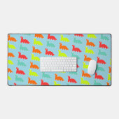 Niedliche farbenfrohe Dinos auf blau Schreibtischunterlage (Tastatur & Maus)