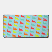 Niedliche farbenfrohe Dinos auf blau Schreibtischunterlage (Vorderseite)