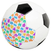 Niedliche farbenfrohe pixelförmige Monstermuster Fußball (Dreiviertel)