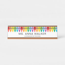 Niedliche farbenfrohe Rainbow Crayons Kindergarten Schreibtischnamensplakette