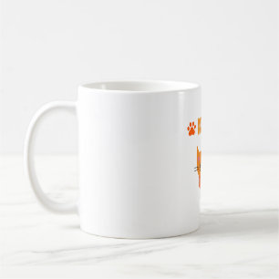 niedliche farbige Katze sieht gut aus auf Tasse