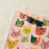Niedliche, farbige Katzen-Muster auf rosa Strandtuch (Beispiel)