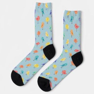 Niedliche farbige Vögel Cartoon zeichnend, auf bla Socken