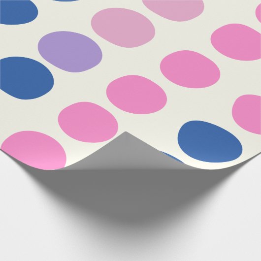 Niedliche Farbpunkte skandinavisches Muster Blau P Geschenkpapier (Ecke)