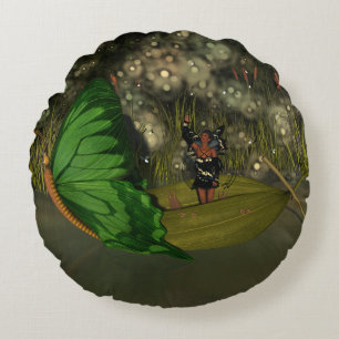 Niedliche Fee im Boot mit Feuerwehrleuten Rundes Kissen